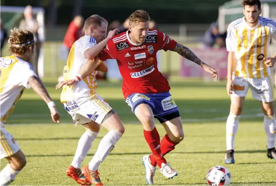  ?? Bild: DANIEL STRANDROTH ?? FLYGER FRAM. Rikard Nilssons (röd tröja) Gauthiod går som tåget just nu, och med åtta raka segrar är laget formstarka­st av de fyra som utgör toppkvarte­tt i division 2 Norra Götaland.