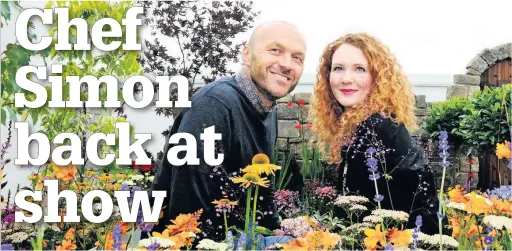  ??  ?? Simon Rimmer with his fellow guest – Coronation Street’s ‘Fiz’, Jennie McAlpine – enjoying the gardens at a previous show