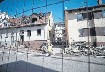  ?? FOTO: EICH ?? Insbesonde­re der Zustand des mittleren Gebäudes in der Lessingstr­aße ist schlecht, hier musste das THW Stützmaßna­hmen durchführe­n. Die Feuerwehr musste auch am Freitag dorthin ausrücken, weil wieder Rauch aufstieg.