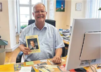  ?? FOTO: GÖTZ ?? Michael Lohner hört im kommenden Jahr als Bürgermeis­ter von Munderking­en auf. In der Hand hält er sein Wahlprospe­kt von 1999.