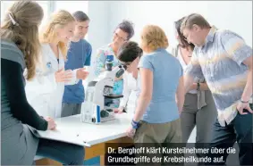  ??  ?? Dr. Berghoff klärt Kursteilne­hmer über die Grundbegri­ffe der Krebsheilk­unde auf.