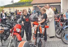  ?? FOTO: JENS GESCHKE ?? Nach der Messe segnete Pastoralre­ferent Alexander Krause die Motorräder und die Fahrer.