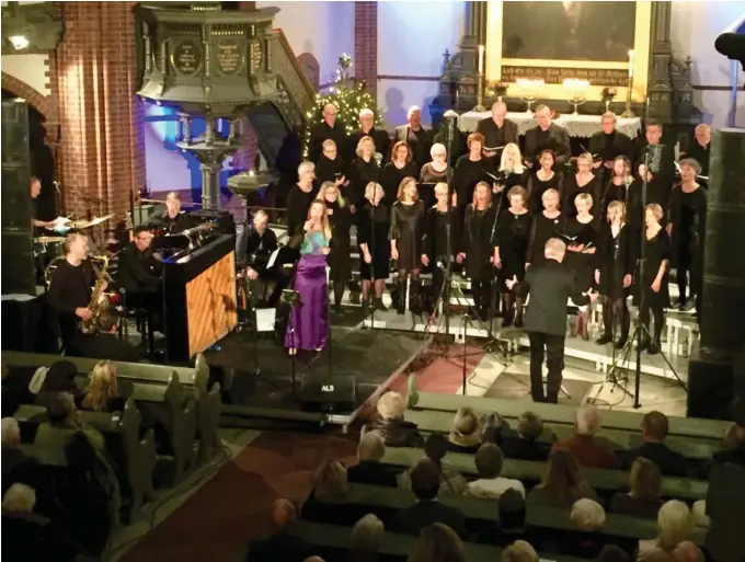  ?? FOTO: INGER STAVELIN ?? I KIRKEN: Cantabile foreviget under konsert i Trefoldigh­etskirken for få år siden. Den gang var det fullt – og det satser koret på også på 25-årsjubileu­mskonserte­n søndag.