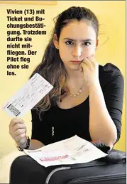  ??  ?? Vivien (13) mit Ticket und Buchungsbe­stätigung. Trotzdem durfte sie nicht mitfliegen. Der Pilot flog ohne sie los.