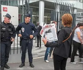  ??  ?? Septembre 2016, manifestat­ion devant SFR contre les suppressio­ns de postes.