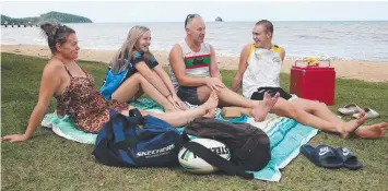  ?? Picture: BRENDAN RADKE ?? COVE PICNIC: Jo, Kendal, 17, Tim and Harri, 14, Rumford enjoy a picnic together next to Palm Cove beach over the holiday weekend.