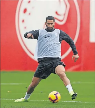  ??  ?? RECUPERADO. Maxime Gonalons, durante la sesión de entrenamie­nto de ayer del Sevilla en la que volvió.