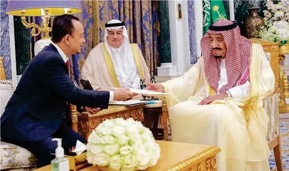  ?? PIC COURTESY OF EDUCATION MINISTRY ?? Education Minister Dr Maszlee Malik meeting King Salman Abdulaziz Al Saud in Saudi Arabia on Sunday.