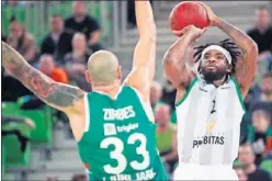  ??  ?? Perrin Buford lanza a canasta ante la defensa de Maik Zirbes.