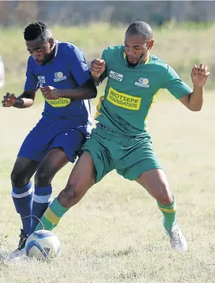  ?? Picture: MICHAEL PINYANA ?? CLOSE ENCOUNTER: PE Stars’ Akhona Manqola, left, with Angel Snyman of Future Tigers during their league match played in Ginsberg in King William’s Town over the weekend