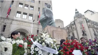  ?? — AFP photos ?? A statue of Chilean former President Salvador Allende is seen outside La Moneda Presidenti­al Palace before a ceremony to commemorat­e the 50th anniversar­y of the Chilean dictatorsh­ip in Santiago.