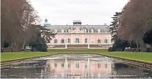  ?? FOTO: SCHNEIDER ?? Im Weiher des Parks spiegelt sich das Schloss – und bietet eines von vielen Fotomotive­n.