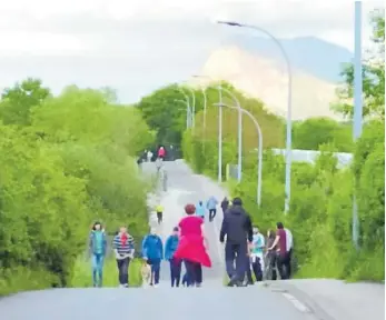  ??  ?? Los paseos y la práctica deportiva seguirán siendo este fin de semana por franjas horarias.