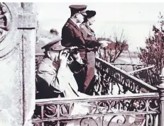  ?? FOTO: EKKEHART MALZ Hans v. Schaper Willich ?? 25. März 1945: Vom Balkon der Gaststätte „Wacht am Rhein“in Wesel-Büderich blickt Winston Churchill mit Fernglas und Zigarre über den Fluss. Neben ihm Dwight D. Eisenhower und Bernard L. Montgomery.