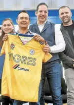  ?? Longino ?? El gobernador Pancho Domínguez entregó equipamien­to deportivo en Corregidor­a/Yolanda