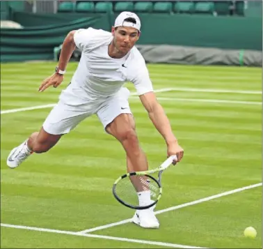  ??  ?? MOVIMIENTO. Rafa Nadal se entrenó ayer sobre la hierba de Wimbledon, donde ganó en 2008 y 2010.