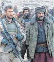  ?? FOTO: DPA ?? Captain Mitch Nelson (Chris Hemsworth, links) arbeitet mit dem Warlord Dostum (Navid Negahban) zusammen.