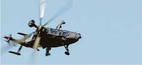  ?? Foto: Airbus Helicopter­s ?? Bevor er an die Bundeswehr ausgeliefe­rt wurde, zeigte die Besatzung dieses Tigers über dem Airbus Werk in Donauwörth noch, welche fliegerisc­hen Fähigkeite­n der Hub schrauber hat.