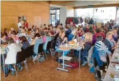  ?? Fotos: Helmut Heiber ?? Rund 250 Frauen nahmen am Frauenfrüh­stück in Möttingen teil, das von Ehrenamtli­chen veranstalt­et wurde.