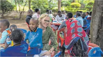  ?? FOTO: RIESTER ?? Der Spaichinge­r Hilfsverei­n „Visions for Tansania“mit seiner Vorsitzend­en Claudia Riester unterstütz­t Kinder in Ostafrika.