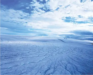  ?? HANDOUT-ANNA GRAU GALOFRE / THE CANADIAN PRESS ?? UBC researcher­s have concluded that the early Martian landscape probably looked similar to this image of the Devon
ice cap in the Canadian Arctic. Receding glaciers likely left the red planet scarred with deep crevasses, they say.