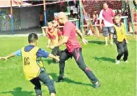  ??  ?? SALAH satu aksi perlawanan bola sepak 7 sebelah campuran murid, guru dan AKP SK Sibugal Besar Sandakan. Pasukan Bestari menang 8 – 0.