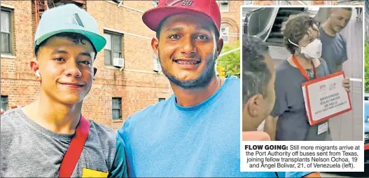  ?? ?? FLOW GOING: Still more migrants arrive at the Port Authority off buses sent from Texas, joining fellow transplant­s Nelson Ochoa, 19 and Angel Bolivar, 21, of Venezuela (left).