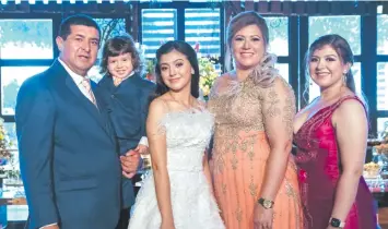  ??  ?? La quinceañer­a con sus padres Luz Duarte y Lino Ascurra y sus hermanos Amira y Amin.