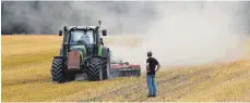  ?? FOTO: DPA ?? Längere Trockenhei­tsphasen bereiten den Landwirten Probleme.