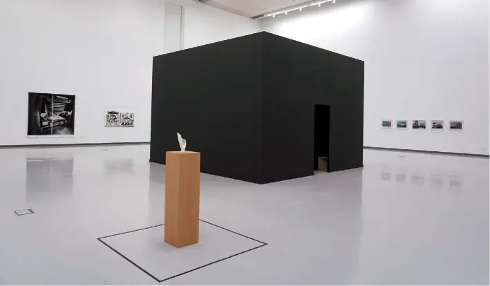  ??  ?? Negro sobre blanco. Panorámica del espacio de exposición del Museo MAR. En el centro de la sala el cubo negro en cuyo interior se proyectan las imágenes de “Time As Activity”, de David Lamelas.