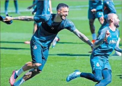  ?? ?? Joselu Mato persigue a Aleix Vidal, durante el entrenamie­nto de ayer en el RCDE Stadium.