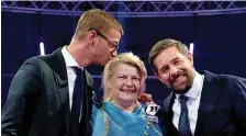  ?? FOTO: WEIYA YEUNG/PROSIEBEN/FLORIDATV/DPA ?? Die Entertaine­r Joko (l) und Klaas (r) stehen mit Zuschaueri­n Carola zusammen.