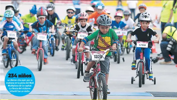  ?? todos por el honor Los cipotes se lanzaron en busca de la gloria; la Vuelta Infantil ya es parte de la historia en la capital Tegucigalp­a. ?? 234 niños se dieron cita ayer por la mañana en la pista del Mall Multiplaza de la capital. La fiesta del ciclismo infantil fue un éxito.