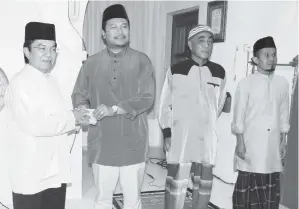  ??  ?? MUSBAH (kiri) menyampaik­an sumbangan kepada Pengerusi Pembaru Kampung Rampayan Ulu Awang Salleh.