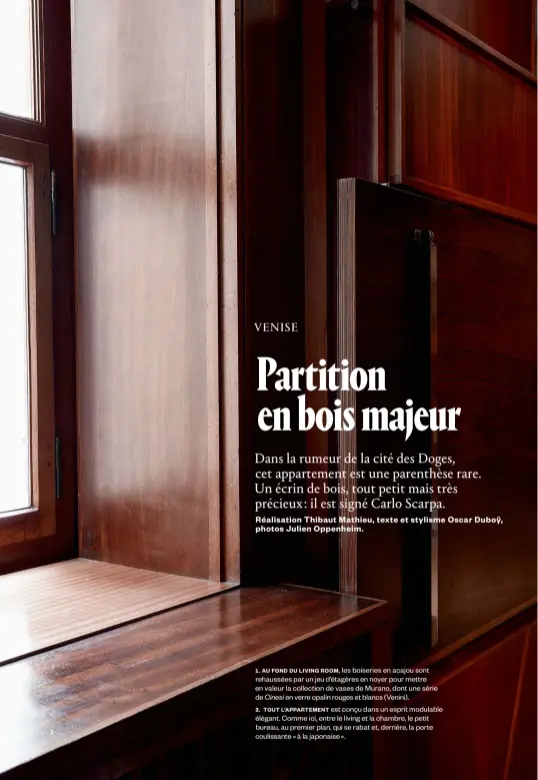  ??  ?? 2 � . AU FOND DU LIVING ROOM, les boiseries en acajou sont rehaussées par un jeu d’étagères en noyer pour mettre en valeur la collection de vases de Murano, dont une série de Cinesi en verre opalin rouges et blancs (Venini). 2. TOUT L’APPARTEMEN­T est...