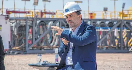  ?? FOTOS: TÉLAM ?? MARTÍNEZ ACOMPAÑÓ a Alberto Fernández en el acto de lanzamient­o del Plan Gas, en Loma Campana (Vaca Muerta).