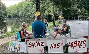  ??  ?? Des riverains se relaient sur place, à Vertou, ici, le 15 septembre.