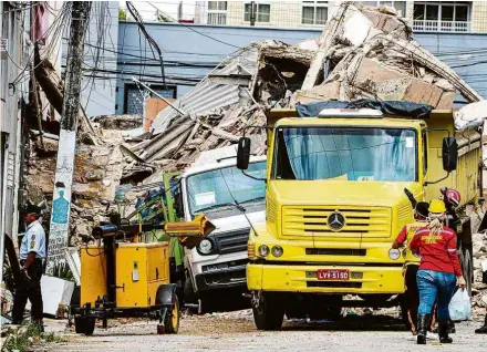  ?? Ronaldo Oliveira/Agência O Globo ?? Bombeiros trabalham nos escombros do edifício Andrea, em Fortaleza