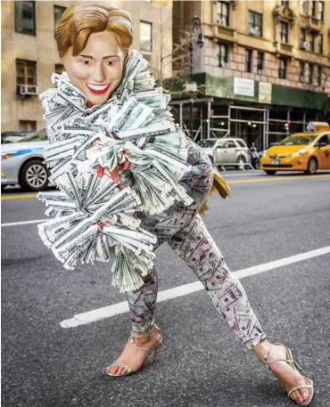  ?? Foto: imago/Erik McGregor ?? Proteste gegen ein Wahlkampfe­vent von Hillary Clinton in New York. Ein Sitzplatz kostete 2700 Dollar.