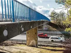  ?? Foto: Stanislav Heloňa, MAFRA ?? Sem nejezděte! Most přes D46 u obce Žešov u Prostějova byl letos v únoru kvůli špatnému stavu uzavřen pro auta.