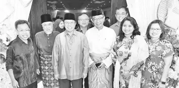  ??  ?? Abang Johari alongside Abdul Karim (front row, third right) and his wife Datin Zuraini Abdul Jabbar (front row, second right) in a group photo with Dr Sim (front row, left) and his wife Datin Enn Ong (front row, right), Asfia (front row, second left),...