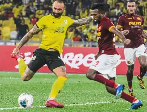  ??  ?? Samba power: Perak are hoping for Brazilian Guilherme De Paula (left) to be fit for tonight’s must-win match against Kedah.