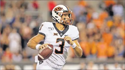  ?? [AP PHOTO/CRAIG MITCHELLDY­ER] ?? Oklahoma State quarterbac­k Spencer Sanders completed 19 of 24 passes for 203 yards with three touchdowns in his debut at Oregon State.