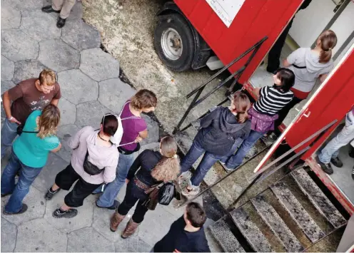  ?? Foto: imago/Geisser ?? Eine Schlange vor der Toilette kann für Menschen mit Reizdarm besonders frustriere­nd sein.