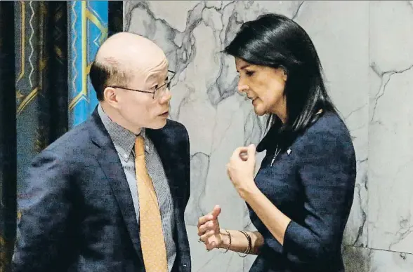  ?? KENA BETANCUR / AFP ?? La embajadora de EE.UU. ante la ONU, Nikki Haley, conversand­o ayer con su homólogo chino, Liu Jieyi