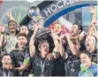  ?? FOTO: AFP ?? Deutschlan­ds Hockey-Männer feiern den ersten WM-Titel seit 17 Jahren.