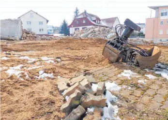  ?? FOTO: MARKUS LEHMANN ?? Der alte Bauernhof ist schon weg. An der Hofener Dorfstraße sollen drei Wohngebäud­e in Kubus-Form mit rund 17 Wohneinhei­ten entstehen.