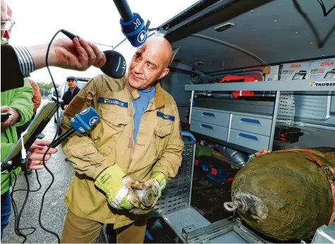  ?? Foto: Alexander Kaya ?? Sprengmeis­ter Robert Flakowski von der Kampfmitte­lräumdiens­tfirma Tauber entschärft­e den 450 Kilogramm schweren Blindgänge­r, der auf einer Baustelle in der Nähe des Neu Ulmer Bahnhofs gefunden worden war, am Freitag in knapp 40 Minuten.