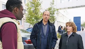  ?? FOTO: ZDF ?? Kriminalrä­tin Eva Maria Prohacek (Senta Berger) und ihr Kollege André Langner (Rudolf Krause, M.) befragen den Flüchtling Chandu (Bortey Wendler), um einen Todesfall zu klären.