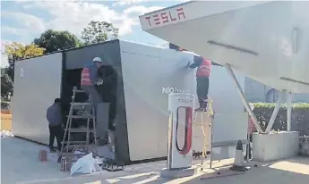  ??  ?? En China. La primera estación de NIO fue instalada al lado de los cargadores de Tesla.